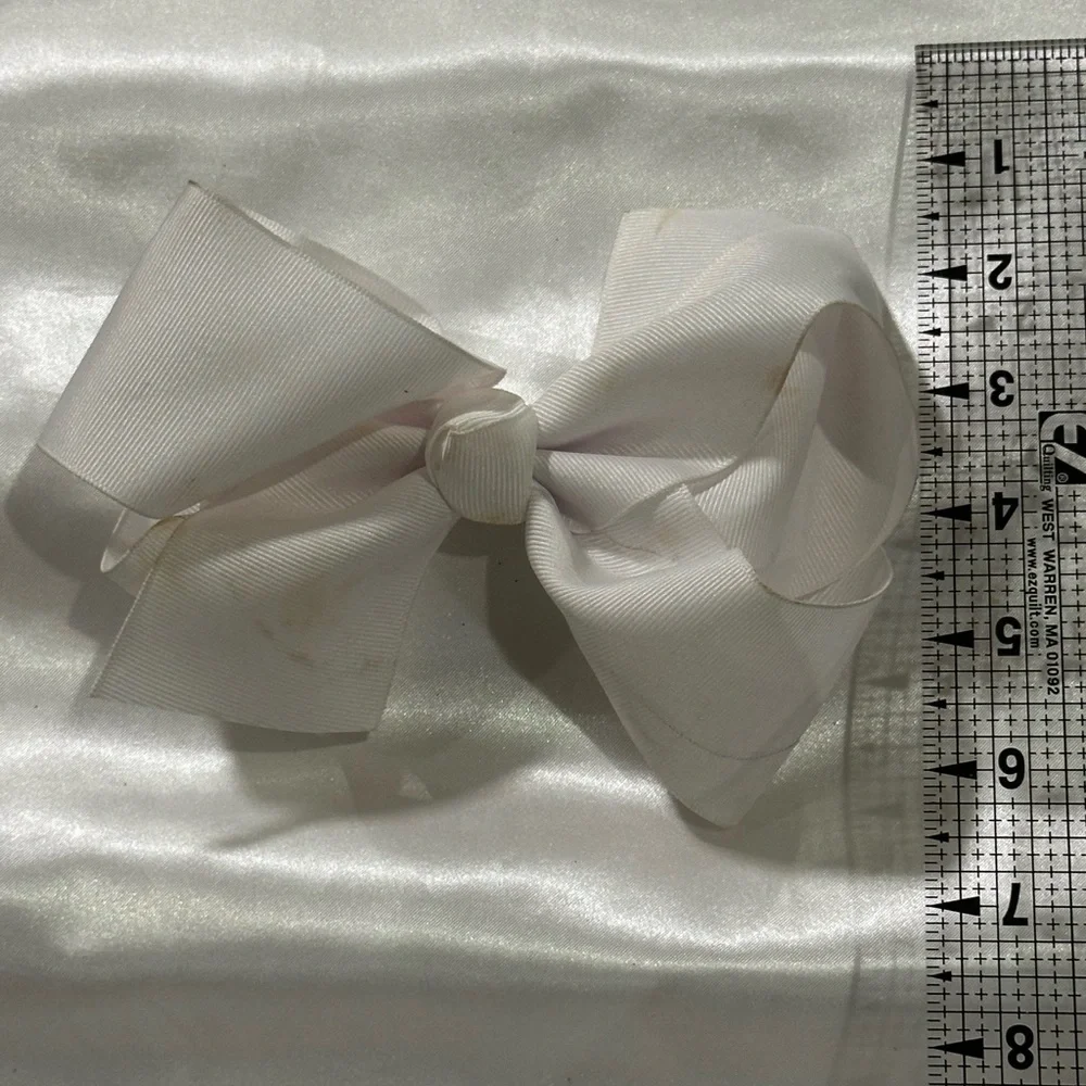 White Gross grain Hair Bow- bundle 2 or more and save on shipping.